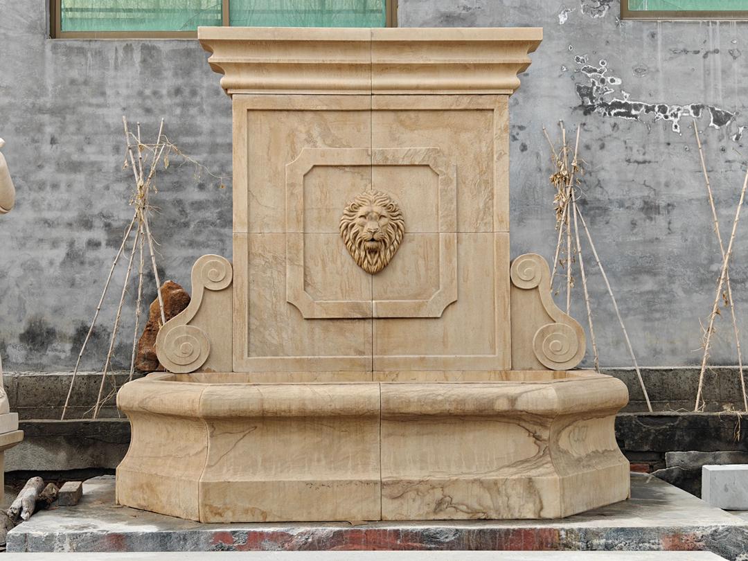 Fontaine Léo en Pierre Sculptée – Puissance et Élégance Classique